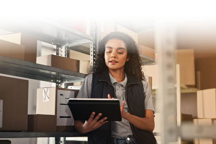 Warehouse Management for Small Business met medewerker die een tablet gebruikt om voorraad in schappen te beheren