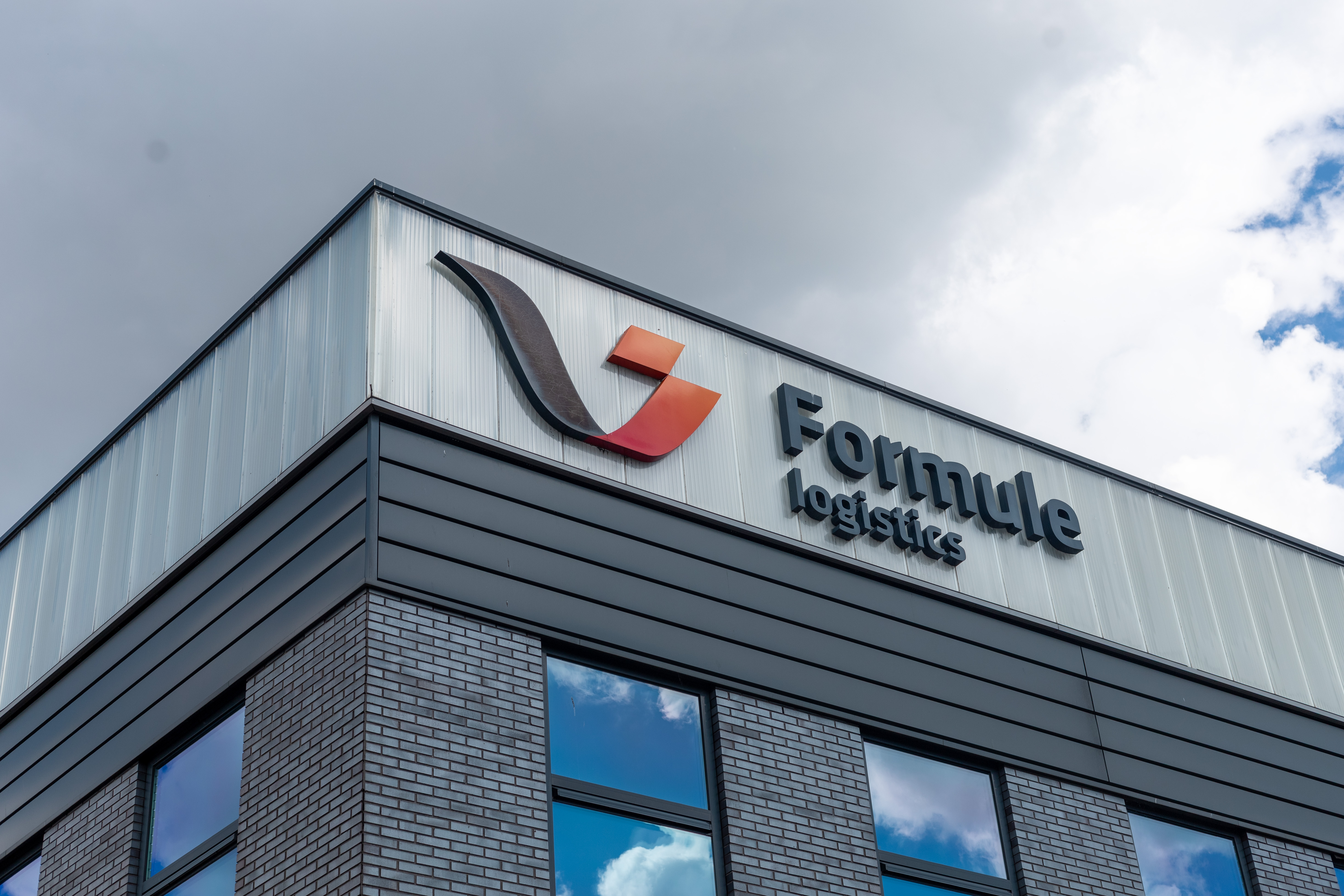 Buitenkant van het magazijn van Formule Logistics in Nederland, waar Astro Go WMS wordt gebruikt voor efficiënt magazijnbeheer.