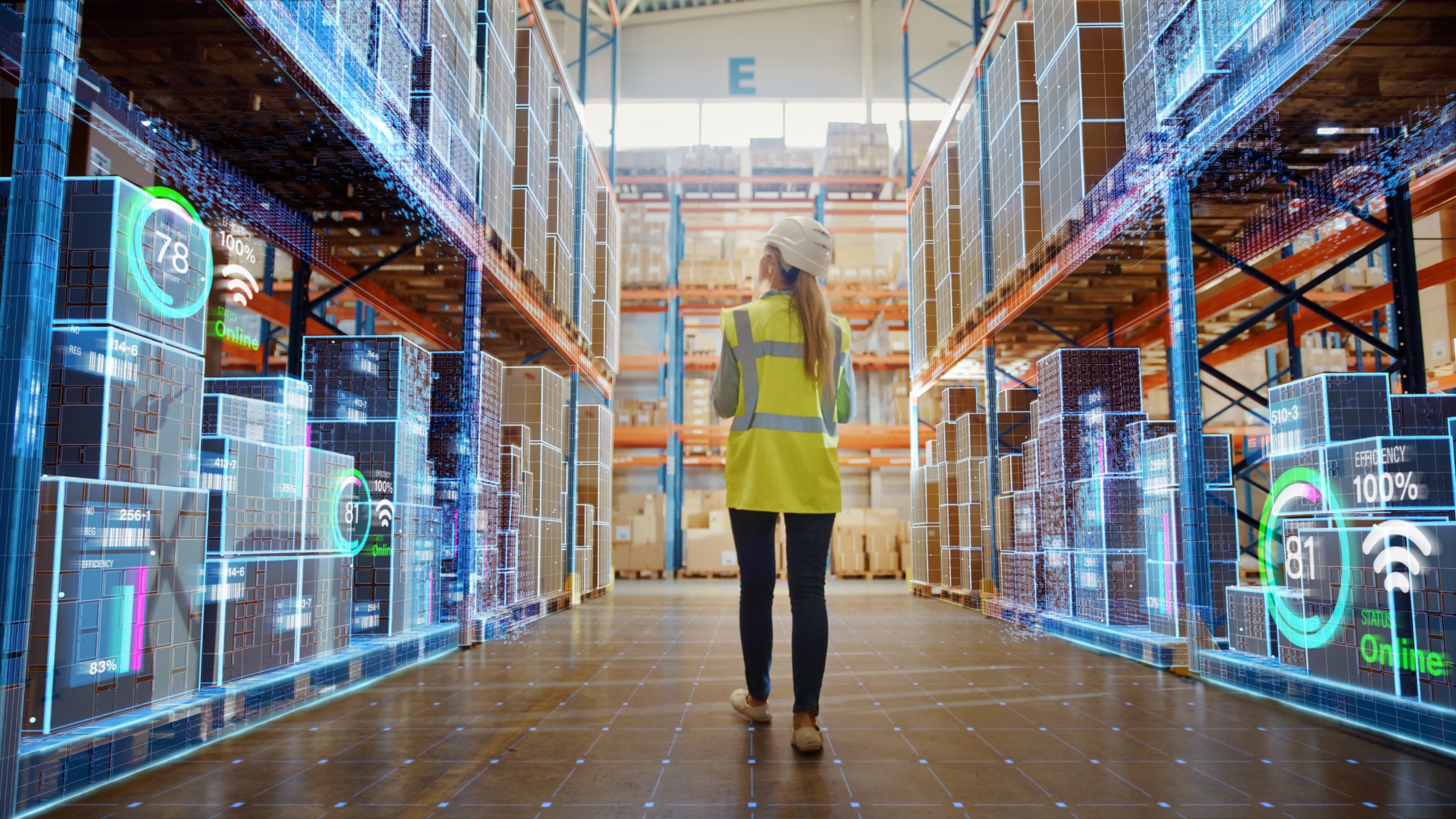 Magazijnmedewerker doet inventarisatie terwijl het magazijnbeheersysteem goederen verwerkt en analyseert